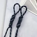 Detailopname van 5 mm zwart gevlochten polyester koord voor DIY-tassen en hangers - Gevlochten Knoop Hanger / 1 Stuk/Pak / Zwart