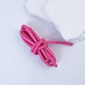 Makroansicht der 5 mm großen, pinkfarbenen Lederschnur für DIY-Schmuck und Handyriemen - Fuchsia