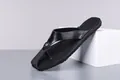 Chanclas de dedo negras minimalistas para hombre con aspecto de cuero para verano y playa - 40 / Estilo de Anillo de Dedo en Cuero con Remache Metálico (HT18-7) / Negro