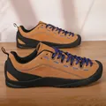 Outdoor-Wanderschuhe aus hellbraunem Wildleder mit blauen Schnürsenkeln und schwarzer Sohle - 38 / Braun
