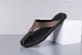 Elegantes chanclas de hombre negras y marrones para la playa de verano y descanso - 40 / Estilo de Anillo de Dedo con Hebilla Metálica y Bloques de Color (HT18-7) / Marrón Negro