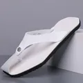 Elegantes chanclas blancas para hombre con suela negra texturizada y botón. - 40 / Estilo de Anillo de Dedo Blanco con Remache Retro (HT18-7) / Blanco