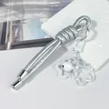 Primer plano de llavero de cuerda de cuero plateado con campana y estrellas blancas. - Nudo peruano / Plateado