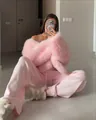 Gemütlicher rosa Kunstpelzmantel mit passender Jogginghose und Plateaustiefeln. - S / Oberteile / Rosa