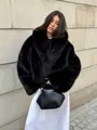 Eleganter schwarzer Kunstpelzmantel mit Schalkragen für Damen, Herbst-Winter-Mode - S / Oberteile / Schwarz