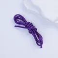 Detailaufnahme der hochwertigen 2,5 mm lila geflochtenen Wachskordel für DIY-Schmuck - Dunkellila