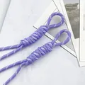 Close-up van 5 mm paars gevlochten polyester koord voor DIY-telefoonkoorden en bedels. - Gevlochten Knoop Hanger / 1 Stuk/Pak / Paars
