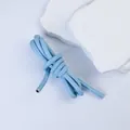 Makrodetail eines 5mm hellblauen gesteppten PU-Lederseils für DIY Schlüsselanhänger - Blau