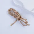 Hochwertiges Makro-Detail einer 2,5 mm geflochtenen Wachskordel für DIY-Schmuckherstellung. - Hellbraun