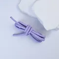 Detailansicht einer 5mm lila Lederschnur mit feinen Nähten und weicher Textur für DIY - Lila