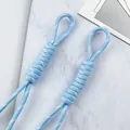 Macrodetail van handgeweven lichtblauw polyester koord met een verstevigde gevlochten lus - Gevlochten Knoop Hanger / 1 Stuk/Pak / Lichtblauw