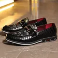 Elegantes mocasines negros para hombre con bordado floral, bocado dorado y textura tejida - 38 / Estilo Bordado Negro (1600) / Negro