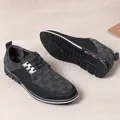 Lässige Herrenschuhe im englischen Stil mit schwarz-weißem Textur-Muster variant - 39 / Weiß