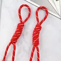 Detailopname van rood 5mm gevlochten polyester koord met wit patroon - Gevlochten Knoop Hanger / Rood
