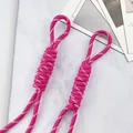 Gedetailleerde weergave van roze gevlochten koord van 5mm voor mobiel en tassen - Gevlochten Knoop Hanger / Rozerood