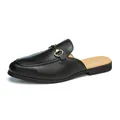 Mules elegantes de cuero negro para hombre con detalle de bocado dorado en fondo blanco - 38 / Negro (917)