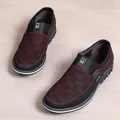 Herren Slipper im britischen Stil aus Leder mit atmungsaktivem rotem Mesh und M-Logo - 39 / Slipper / Rot