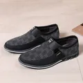 Moderne lässige Slipper für Herren mit schwarz-weiß gemustertem Obermaterial aus Stoff - 39 / Slipper Weiß