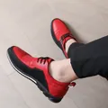 Scarpe casual da uomo in pelle rossa e nera con design traspirante e chiusura con lacci. - 38 / Rosso