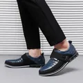 Eleganti scarpe casual da uomo blu navy e nere in pelle testurizzata con cinturino. - 38 / Stile 5559 Blu