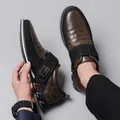 Scarpe casual da uomo in pelle marrone con trama a mattoni goffrata e chiusura a strappo - 43 / Stile Patchwork con Rilievo a Quadri (5559) / Marrone