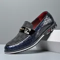 Elegantes mocasines de cuero azul marino para hombre con textura tejida y bocado - 38 / Blanco