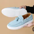 Mocasines de ante azul claro para hombre con borlas y suela de goma blanca - 38 / Estilo Mocasín con Borlas (1610) / Azul claro