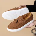 Mocasines de gamuza marrón para hombre con borlas y suelas blancas planas - 38 / Estilo Mocasín con Borlas (1610) / Marrón