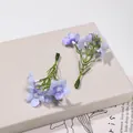 Dettaglio macro di piccoli fiori di seta viola artificiali per creazioni fai-da-te - 5 Pezzi/Confezione / Viola scuro
