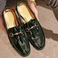Herren-Slipper in Smaragdgrün mit klassischer Trensenschnalle in einer stilvollen SKU-Ansicht - Verlauf Grün
