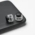 Vue macro détaillée de serre-cordons en plastique transparent avec bascules noires sur plateau - Boucle de Réglage à Ressort Double Trou / Lot de 10 / Noir Semi-transparent