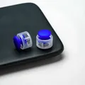 Gros plan de deux arrêts de cordon en plastique bleu et translucide avec ressort métal - Boucle de Réglage à Ressort Double Trou / Lot de 10 / Bleu Semi-transparent