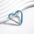 Gros plan d'un mousqueton en aluminium bleu en forme de cœur sur un fond blanc épuré. - Style Coeur / 1 Pièce (Environ 41 * 43,5 mm) / Bleu clair