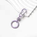 Dettaglio portachiavi in lega di zinco viola macaron con molla e anello circolare. - Mini Portachiavi Moschettone a Molla (AC4948) / 1 set / Viola chiaro