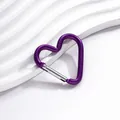Gros plan d'un mousqueton en aluminium violet en forme de cœur sur un fond blanc texturé - Style Coeur / 1 Pièce (Environ 41 * 43,5 mm) / Violet