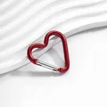 Vue détaillée d'un mousqueton en aluminium rouge en forme de cœur avec un fini mat - Style Coeur / 1 Pièce (Environ 41 * 43,5 mm) / Rouge