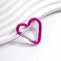 Gros plan d'un mousqueton en aluminium rose en forme de cœur sur fond blanc. - Style Coeur / 1 Pièce (Environ 41 * 43,5 mm) / Rose rouge