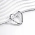 Vue détaillée d'un mousqueton en aluminium argenté en forme de cœur pour clés. - Style Coeur / 1 Pièce (Environ 41 * 43,5 mm) / Argent