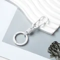 Primo piano di un portachiavi con moschettone bianco opaco in lega di zinco su vassoio - Mini Portachiavi Moschettone a Molla (AC4948) / 1 set / Bianco