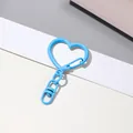 Gros plan sur le détail du mousqueton en émail bleu en forme de cœur pour bijoux. - 5 pièces/paquet / Bleu