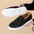 Mocasines de gamuza negra para hombre con borlas elegantes y suelas de goma blancas. - 38 / Estilo Mocasín con Borlas (1610) / Negro