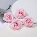 Dettaglio di quattro teste di rose rosa artificiali con realistiche gocce di rugiada - 5 Pezzi / Rosa