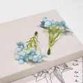 Vista macro della delicata trama dei fiori di seta blu chiaro per artigianato fai-da-te - 5 Pezzi/Confezione / Azzurro