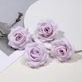 Primo piano di teste di rose in seta lavanda con gocce di rugiada artificiali realistiche - 5 Pezzi / Viola
