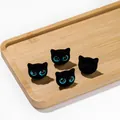 Detailansicht schwarzer beflockter Katzenperlen mit blauen Augen für DIY-Schmuck - Acryl Beflockte Großaugenkatze (AC4976) / 1 Stück / Schwarz Mit Blauen Augen