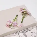 Primo piano di piccoli fiori artificiali di seta rosa per accessori per capelli fai-da-te. - 5 Pezzi/Confezione / Rosa chiaro