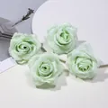 Dettaglio di quattro boccioli di rosa in seta verde chiaro con gocce di rugiada DIY. - 5 Pezzi / Verde menta