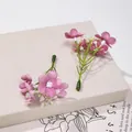 Primo piano dettagliato di piccoli fiori di seta rosa per accessori per capelli DIY - 5 Pezzi/Confezione / rosa scuro