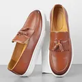 Heren bruine leren loafers met kwastjes en dikke witte zolen in zakelijke stijl. - 38 / Kwastjes Stijl (1615) / Bruin