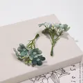 Primo piano di piccoli fiori in tessuto artificiale per accessori per capelli fai da te e hobby - 5 Pezzi/Confezione / Verde scuro